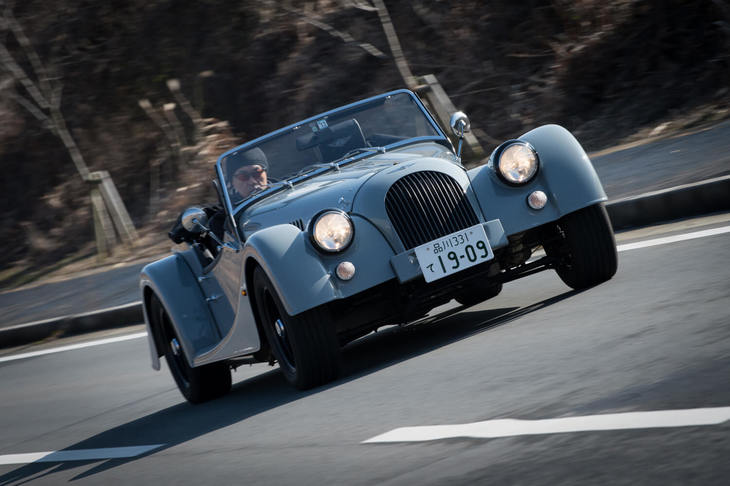 最新型の「ロードスター」ではリアサスペンションに改良が加えられ、リジッドアクスルが5リンク式となったほか、スプリングもリーフからコイルに変更された。