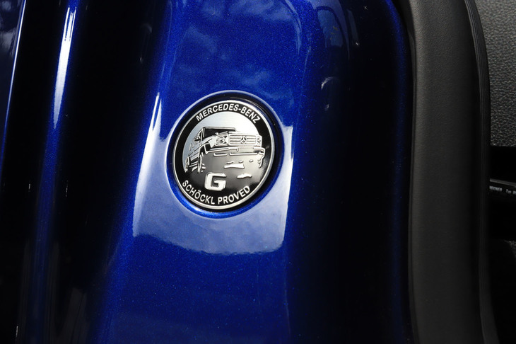 Bピラーに貼られたバッジ。SCHÖCKL（シェークル）とは「Gクラス」が生産されるグラーツ工場の近くに位置する山の名前で、このクルマが厳しいオフロードテストに合格したことを意味している。
