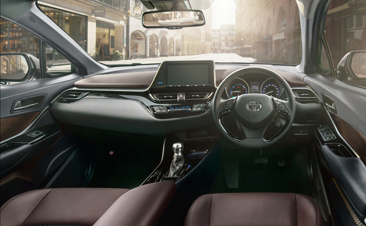 上級グレード「G」のインストゥルメントパネルまわり。内装色は「リコリスブラウン」。