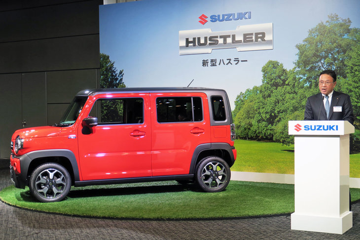 国内営業本部の宮本敬司常務役員。「ハスラー」の累計販売台数は2019年11月末時点で47万6918台となっており、新型では初代の月販目標（5000台）を上回る、月販6000台を目標とすると述べた。