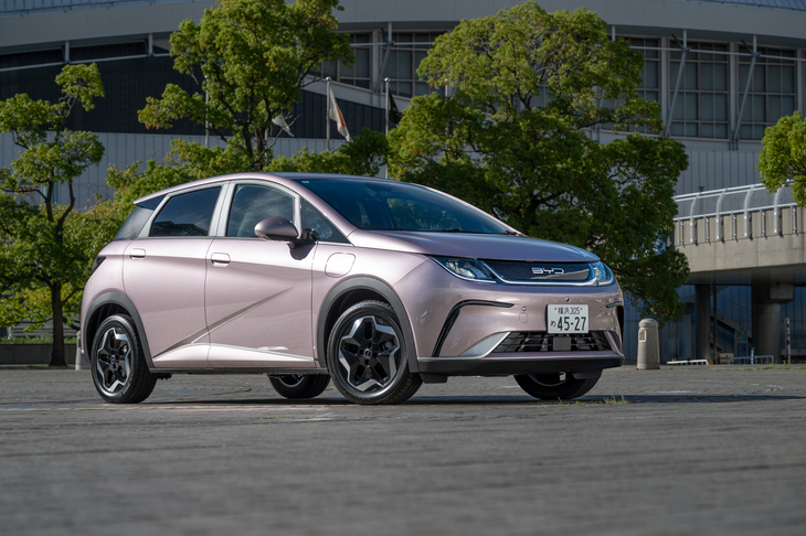 日本では2023年9月20日に発売された「BYDドルフィン」。価格はスタンダードモデル（写真）が363万円で「ロングレンジ」モデルが407万円。