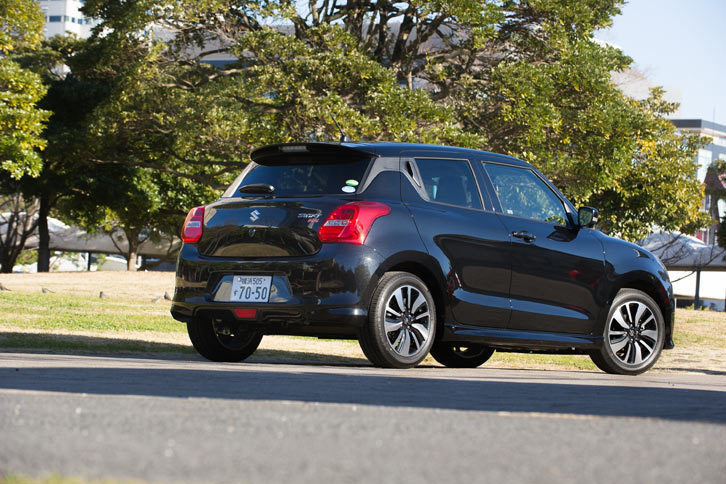 現行型「スイフト」の車重は840～970kgと、すべての仕様で1tを切る。写真は870kgの「RS」。