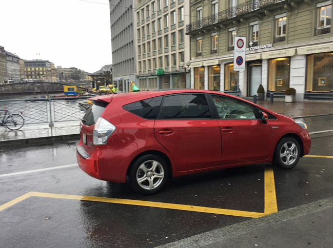 ジュネーブ市街を走るタクシーのボディーカラーはさまざま。一般車のトレンドを反映してか黒やシルバーメタリックが多いものの、この「プリウスα」のタクシーは、しゃれたレッドが印象的。