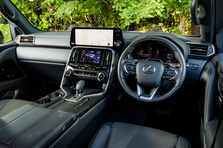 この試乗車のインテリアカラーは専用色の「“オーバートレイル”モノリス」（同じく専用の「“オーバートレイル”ブラック」もある）。各部の仕立ては豪華だが、ダッシュボード中央にメカニカルスイッチが並ぶところなどに「ランクル」と同じ設計思想を感じる。