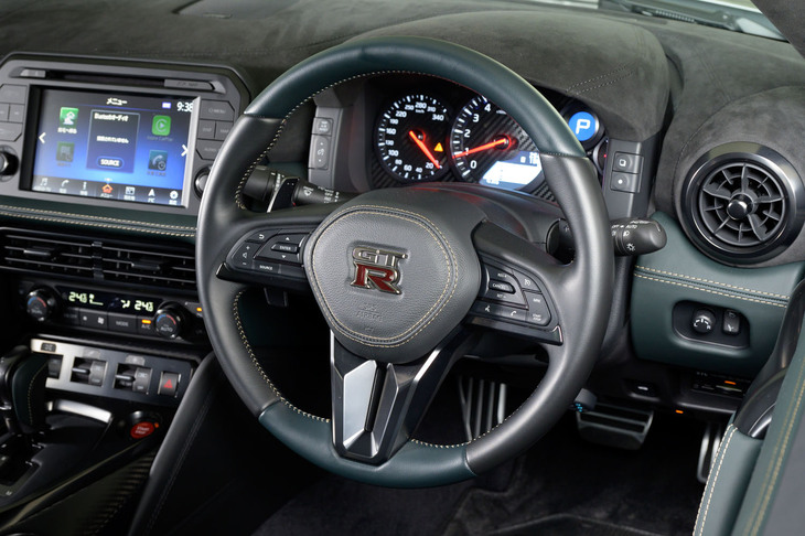 ステアリングスポークにはラップタイム計測用のスイッチが備わっている。こんなにもまさに手近なところで操作できるクルマはめったにない。