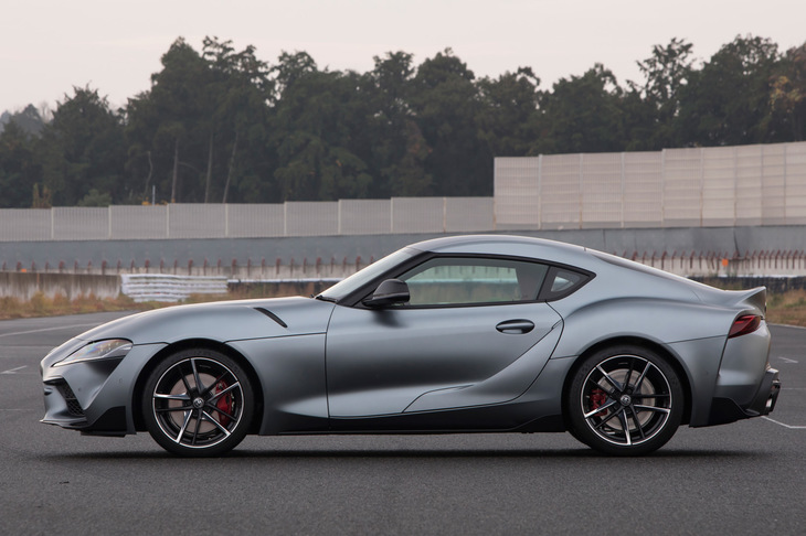 新型「スープラ」のサイドビュー。ボディーサイズの都合もあってか、全体的に凝縮感が増している点と、ボテッと厚みのあるフロントまわりが「FT-1」とは大きく異なる。