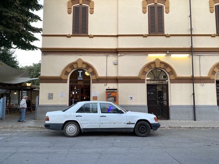 シナルンガの駅舎。