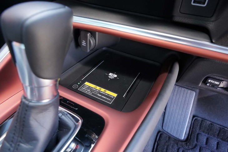 ホンダ・ヴェゼルe：HEV PLaY（スマートフォンの無接点充電器）