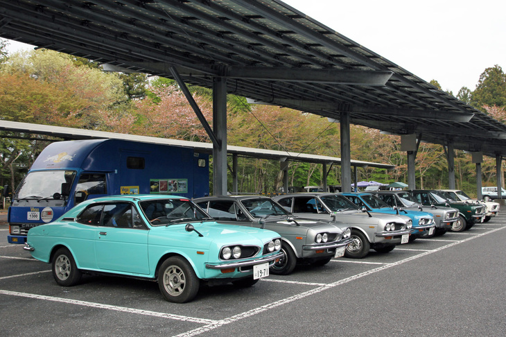 今年生誕50周年を迎えた「ホンダ1300」シリーズ。昨年はセダン3台、クーペ4台の計7台が参加したが、今年は1台ずつ多いセダン4台、クーペ5台（前出のレース仕様含む）の計9台が集まった。