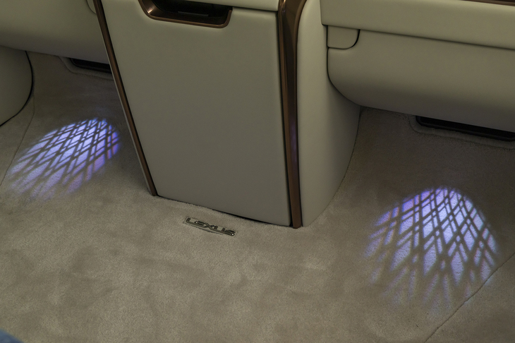 後席の足元には切り子のような模様のイルミネーションが用意された。