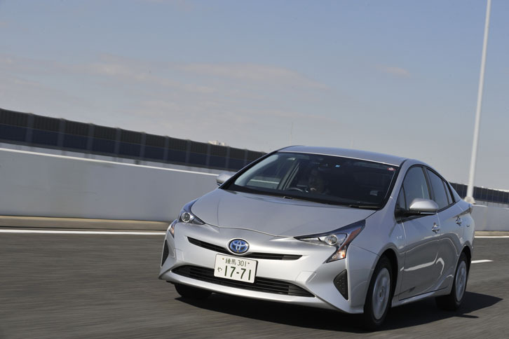 新型はモーター駆動による走行領域が長くなった。40km/hぐらいまでなら平気でモーターだけで走る。