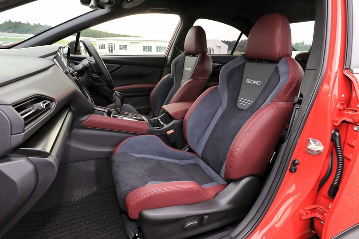 前席のカップルディスタンスは、先代「WRX S4」比で20mm拡大した。写真は「STI Sport R」グレードにオプション設定されるレカロシート。