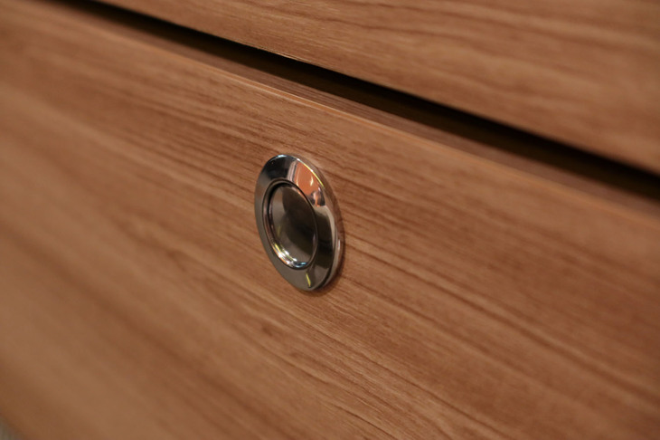 日産NV200バネットMYROOM（サイドボックスの収納式ノブ）