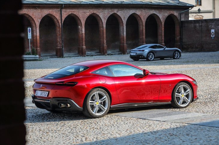 デザインは、フェラーリですでに10年を迎えたフラヴィオ・マンツォーニ氏率いる社内チームによる。フロントフェンダーの跳ね馬マークすらも省略されているところに、新時代を模索するブランドの意気込みを感じる。