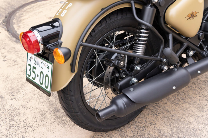 タイヤサイズは前が100/90-19、後ろが120/80-18。インドのタイヤメーカー、CEATのチューブ式バイアスタイヤが装着されていた。