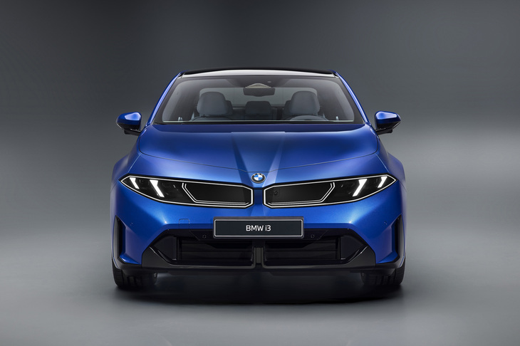 新型「i3」のフロントフェイス。「BMWセダンの特徴的なデザイン要素を現代的に解釈し、『3シリーズ』としてすぐに認識できる自信に満ちたダイナミックでインテリジェントなデザインが特徴」と説明される。