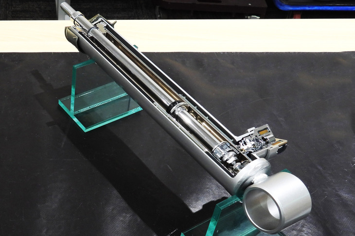 ソレノイドバルブ式セミアクティブダンパーのカット模型。