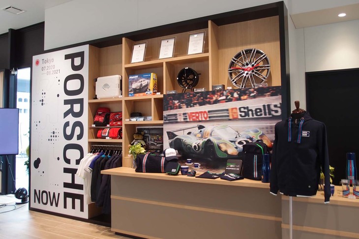 2021年8月末までの期間限定で開設されているPorsche NOW Tokyo。店内に入るや、ポルシェドライバーズセレクションのグッズがずらり。