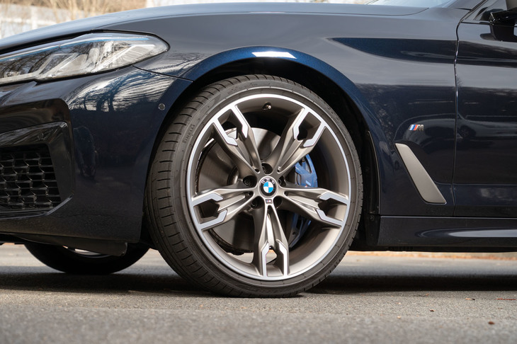 足まわりには「M5」由来の電子制御サスペンション「アダプティブMサスペンション」を装備。オプションで、電子制御スタビライザーを備えた「アダプティブMサスペンション･プロフェッショナル」も用意される。