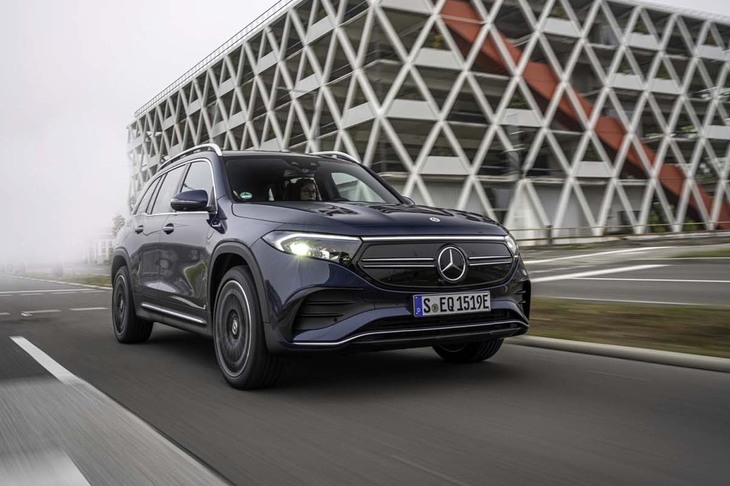 「EQB300 4MATIC」（写真）が0-100km/h加速に要する時間は8.0秒。最高速度は160km/hと公表される。「EQB350 4MATIC」では0-100km/hが1.8秒短縮され6.2秒となるが、最高速度は変わらない。