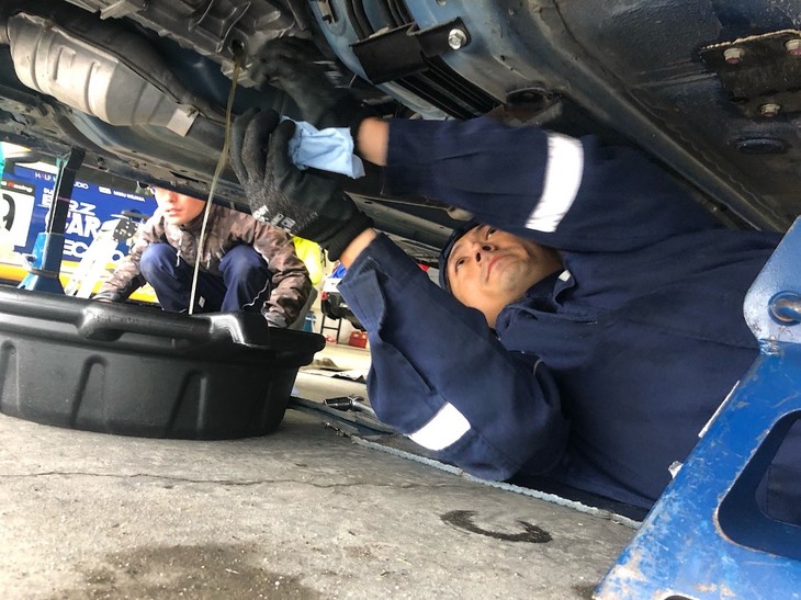 専有走行が終わると、いつも通りに予選に向けての車両メンテナンスを始めます。今回のディーラーメカニックさんは普段の拠点ではあまり使用しないジャッキでの作業や、車両の下に潜り込んで行う作業にも慣れている方が多く、皆さん協力してスムーズに作業を進めてくれていました！