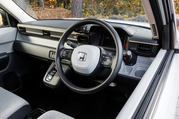 「e：G」のインテリアは街乗り用に割り切ったディスプレイレス（ディーラーオプションのディスプレイオーディオは装着可能）でラジオも非搭載。すっきりしたつくりがエクステリアの世界観とマッチしている。