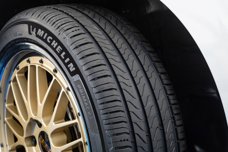 トレッド面には、「ロングラスティングスカルプチャー」と呼ばれるデザインを採用。ショルダー部の縦溝の幅を広げて排水性能を、太い横溝と細い横溝を組み合わせることで静粛性を損なわずに排水性能とエッジ効果を向上させている。