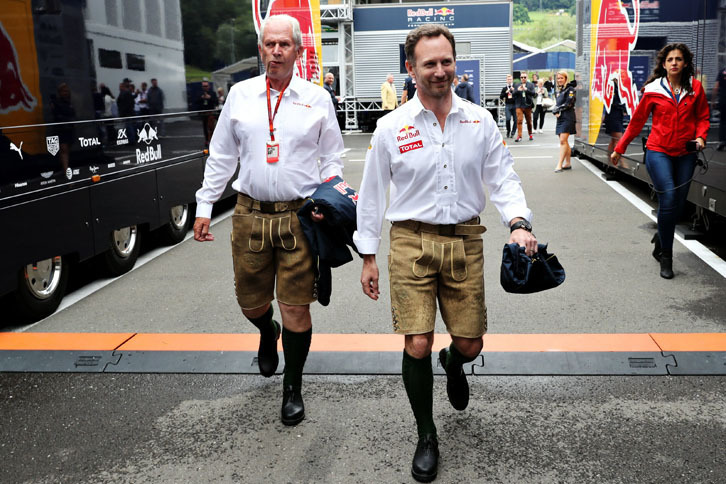この地方特有の半ズボン「レーダーホーゼン」を着用するのはレッドブルのチーム代表、クリスチャン・ホーナー（右）とコンサルタントを務めるドクター・ヘルムート・マルコ（左）。レッドブルのお膝元らしい光景だ。（Photo=Red Bull Racing）