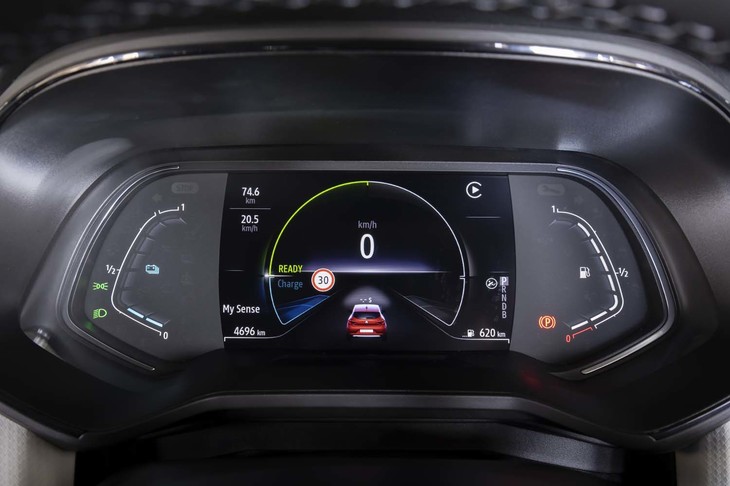 液晶式のメーターパネルは7インチのコンパクトサイズ。燃料計を中心とした右部分と駆動用リチウムバッテリー計を中心とした左部分は別仕立てとなっている。