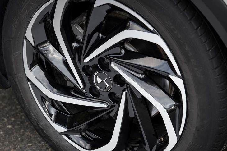 「DS 7クロスバックE-TENSE 4×4」の19インチアルミホイール。ほかに20インチサイズも用意される。