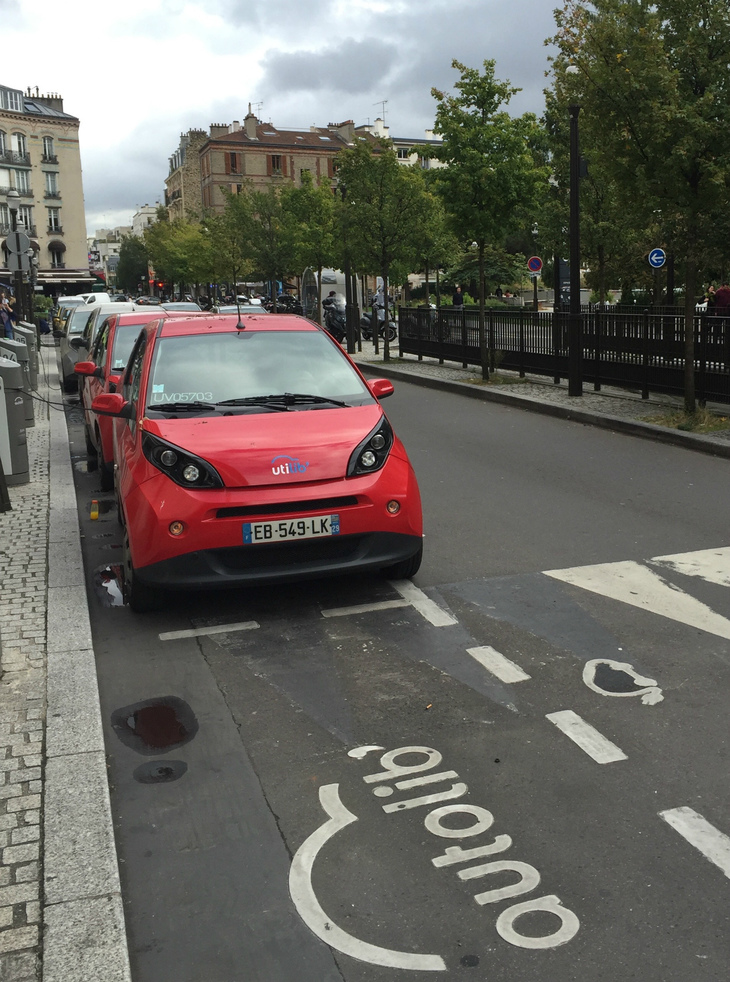 オトリブのバリエーションである業務用シェアリングカー「ユティリブ」。赤いボディーが目印で、貨物室を拡大するため2座としている。