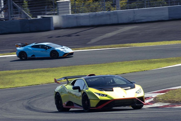 左コーナーを行く「ウラカンSTO」。ハンドリングはとても軽やかだ。