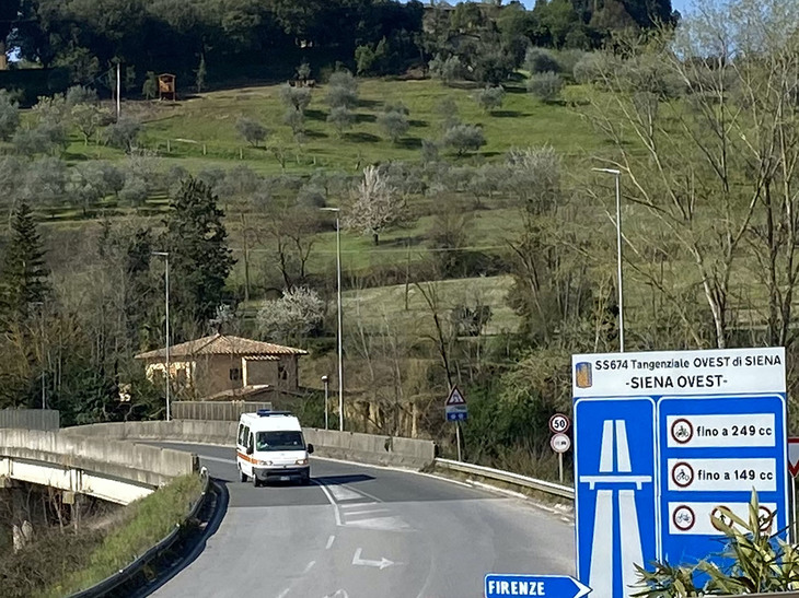 素朴な風景と、けたたましいサイレンは、あまりにも不釣り合いだ。