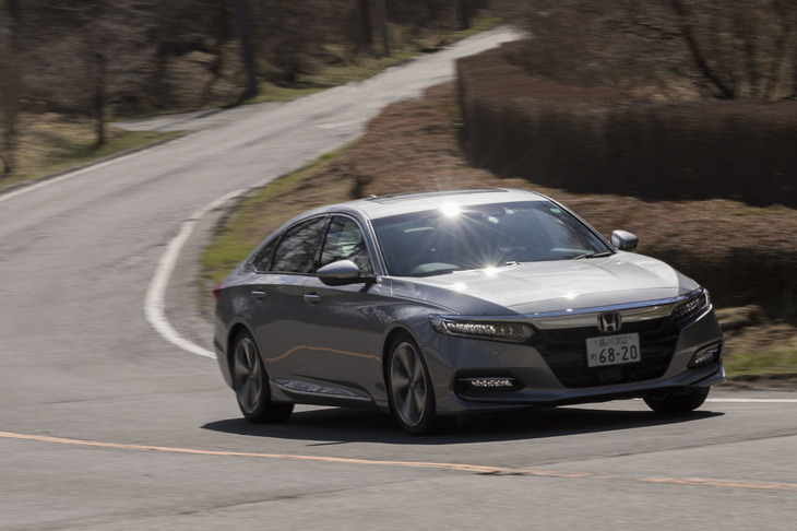 減衰力を4輪独立で制御するアダプティブダンパーシステムが「アコード」シリーズで初めて採用された。サスペンションは前マクファーソンストラット式、後ろマルチリンク式。