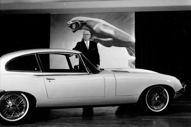 1961年にデビューした「ジャガーEタイプ」と、ジャガーの創業者であるウィリアム・ライオンズ。