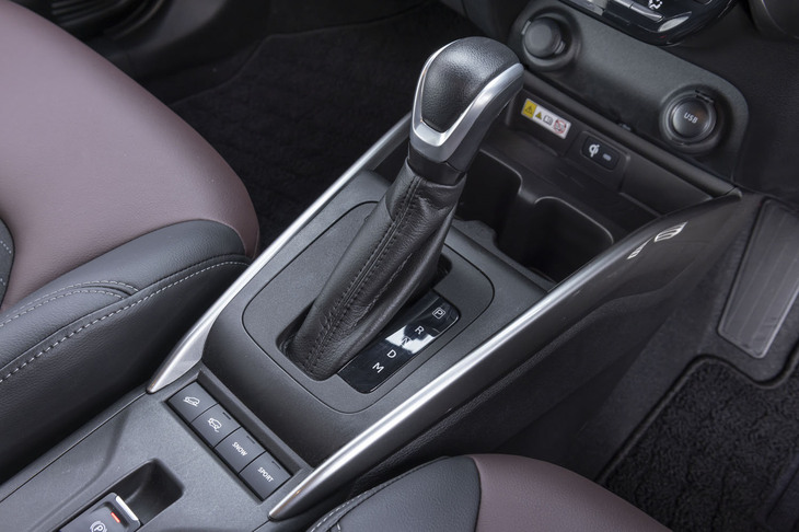変速機はトルコン式の6段AT。シフトレバー基部のボタンは左からヒルディセントコントロール、グリップコントロール、スノーモード、スポーツモードで、FF車にはスポーツモード用のみが備わる。