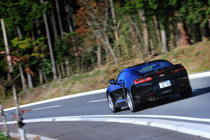 V8モデルの「SS」は足まわりやドライブトレインの仕様も直4モデルとは異なり、ブレーキが前後ともにブレンボ製となるほか、LSDや、リアディファレンシャルクーラー、トランスミッションオイルクーラーなどが装備される。