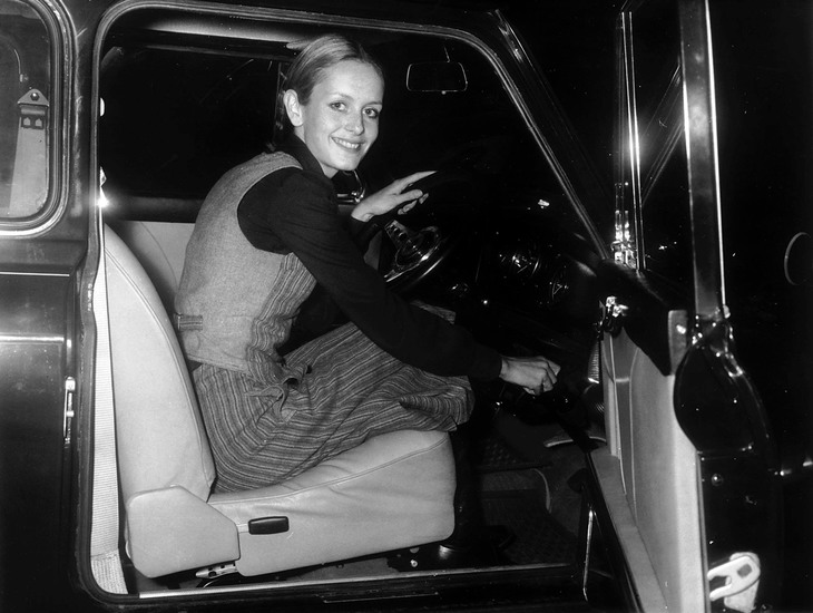 日本でも人気を博したモデルのツイッギー（写真）や、ファッションデザイナーのマリー・クワントなども「Mini」を愛用した。