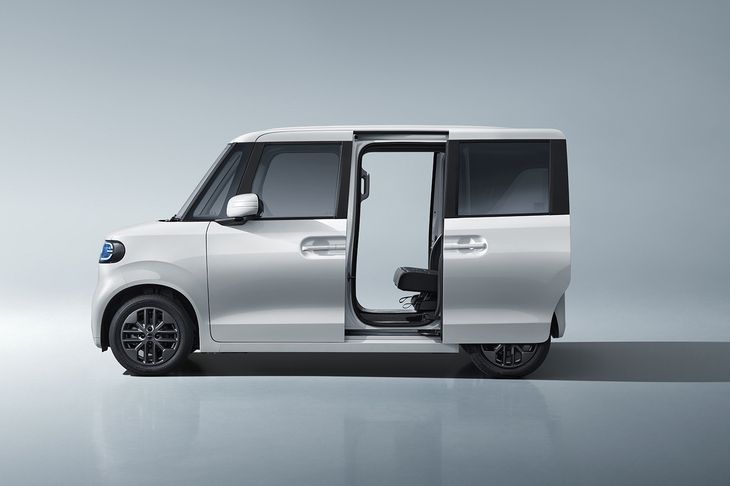 「ラッコ」は後席にスライドドア（左右）を採用。「日産サクラ」をはじめとした軽の乗用BEVはいずれもヒンジドアゆえに価値のあるポイントだ。