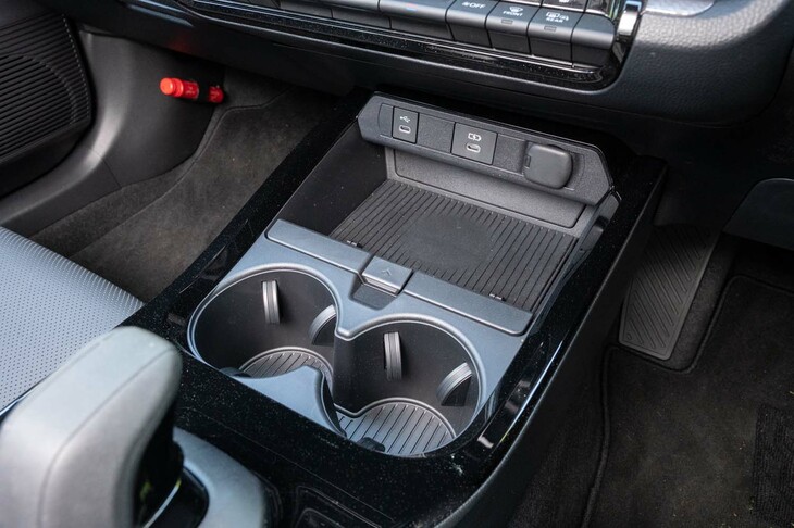 センターコンソールの一番前にあるトレイは上下2段式。インフォテインメントへの接続用と充電専用のUSBタイプCポートが1基ずつ備わる。