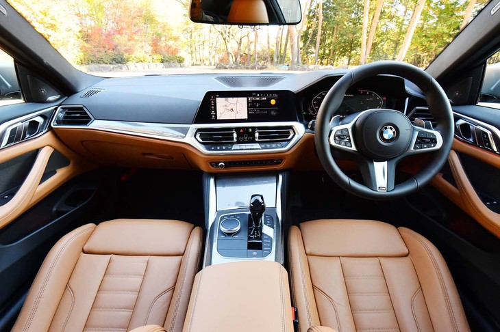 センターコンソールがややドライバー側を向いたコックピット周辺部。ハンドル位置は右のほか、左も選べる。