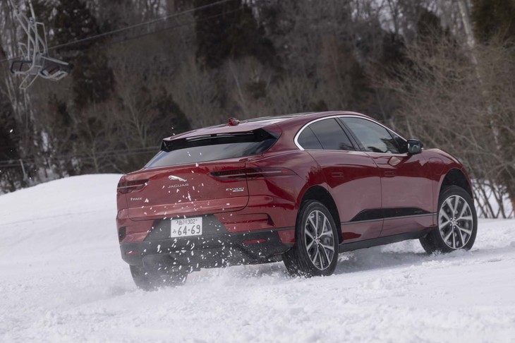 空転したタイヤを制動して接地しているタイヤにトルクを配分する「アダプティブサーフェイスレスポンス」は全車に標準装備されている。