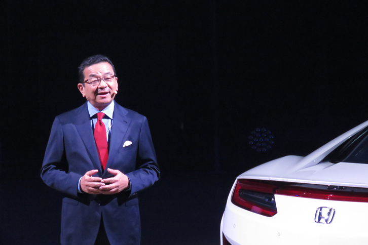 新型「NSX」の開発の経緯を語る八郷社長。同車の開発は、アメリカと日本それぞれの技術研究所の共同作業で行われた。