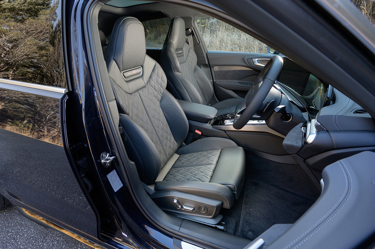 ファインナッパレザーのシートを選ぶにはオプションの「S lineパッケージ」（44万円）に、さらにオプションの「ラグジュアリーパッケージSファインナッパレザー」を重ねる必要がある。ダイヤモンドステッチが美しい。