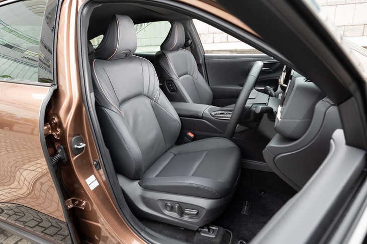 ヒップポイントが高くなり、先代モデルよりも格段に乗り込みやすくなった。サイドウィンドウは合わせガラスではなく、厚手の一枚物が使われている。