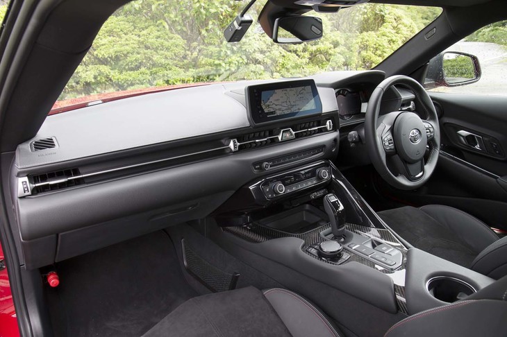 水平基調のインストゥルメントパネルが採用されたインテリア。高速走行時の視界のよさと、姿勢変化のつかみやすさに配慮されている。