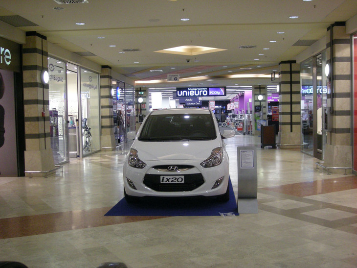 2011年にシエナのショッピングセンター内に展示されたセグメントBのMPV「iX20」。