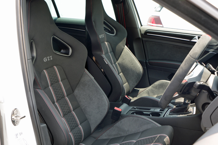 前席は専用のレカロ製スポーツシートとなる。