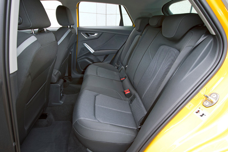 アウディQ2（リアシート）