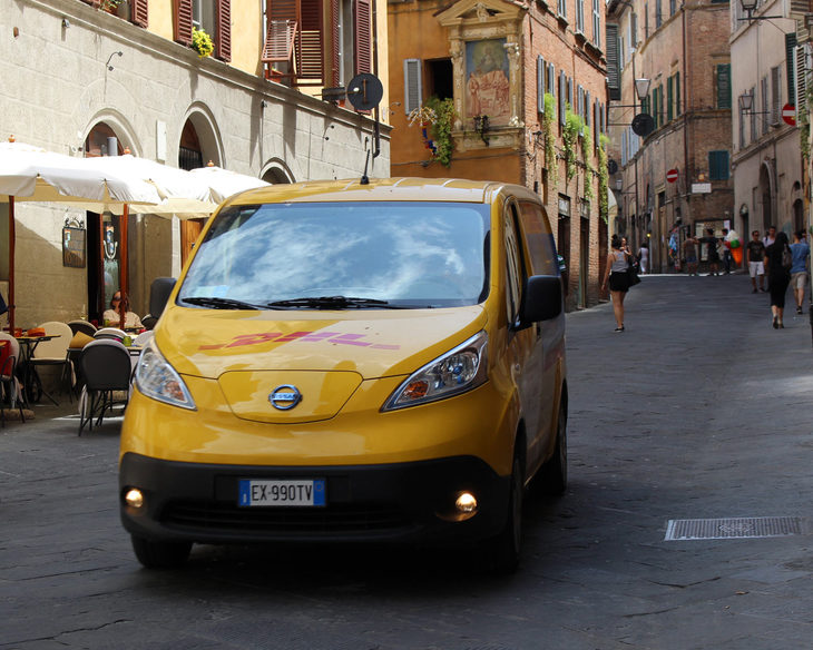 国際宅配便の「e-NV200」。シエナにて。